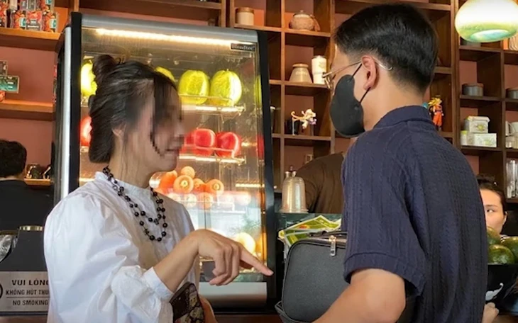 Thanh niên xăm trổ hành hung phụ nữ mang thai sau khi chê giá mì gói đắt- Ảnh 2.