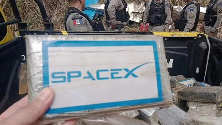 Xôn xao thông tin máy bay rơi ở Brazil, phát hiện 180kg cocaine in logo SpaceX - Ảnh 1.