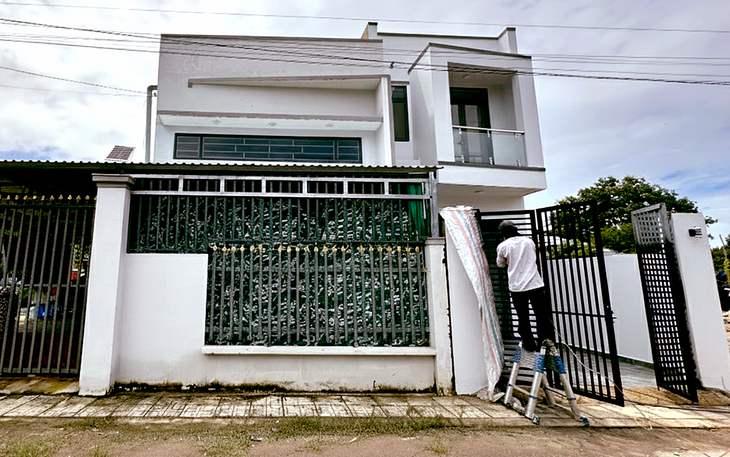 Tranh chấp với hàng xóm vì xây nhà theo tọa độ của công ty - Ảnh 2.