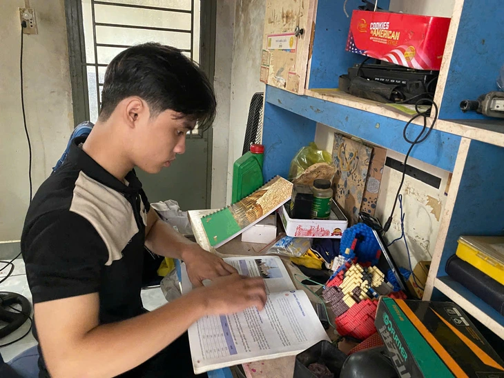 Nam sinh viên Đà Nẵng: 'Em xin khất nửa học phí, đi làm kiếm tiền đóng bù được không cô?' - Ảnh 1.