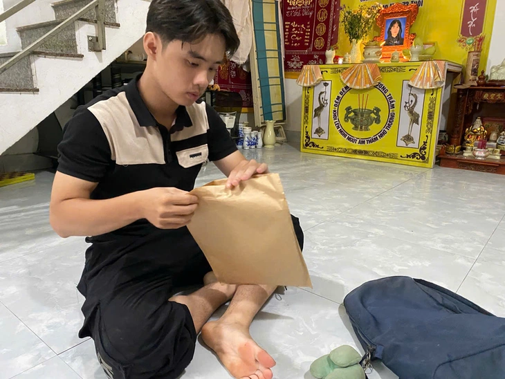 Nam sinh viên Đà Nẵng: 'Em xin khất nửa học phí, đi làm kiếm tiền đóng bù được không cô?' - Ảnh 2.