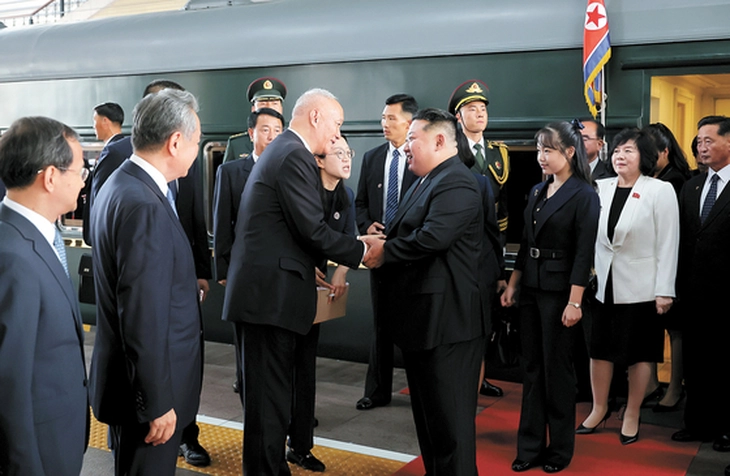 Ông Kim Jong Un đi cùng con gái rượu sang Trung Quốc - Ảnh 1. Kim Jong Un - Ảnh 1.