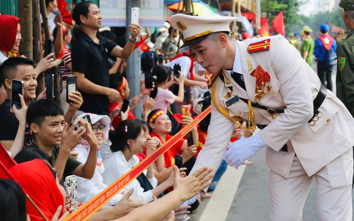 Phó tư lệnh Cảnh sát cơ động: 4 tháng tập luyện trên thao trường là ký ức đẹp của chiến sĩ A80 - Ảnh 8.