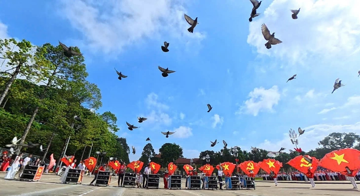 'Khối diễu hành' đặc biệt 800 chú chim bồ câu mang thông điệp hòa bình tại đại lễ A80 - Ảnh 1. 'Khối diễu hành' đặc biệt: 800 chú chim bồ câu mang thông điệp hòa bình tại đại lễ A80 - Ảnh 1.