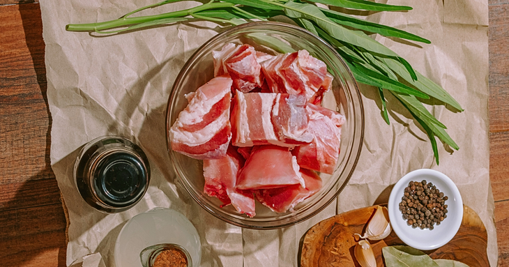 'Vỗ béo' heo bằng chất cấm Salbutamol: Người ăn đối mặt nguy cơ gì? - Ảnh 2.