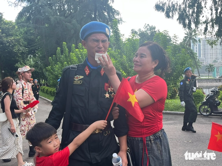 Ngóng các chiến sĩ trở về sau lễ diễu binh mừng Quốc khánh 2-9: Anh có người yêu chưa? - Ảnh 1.
