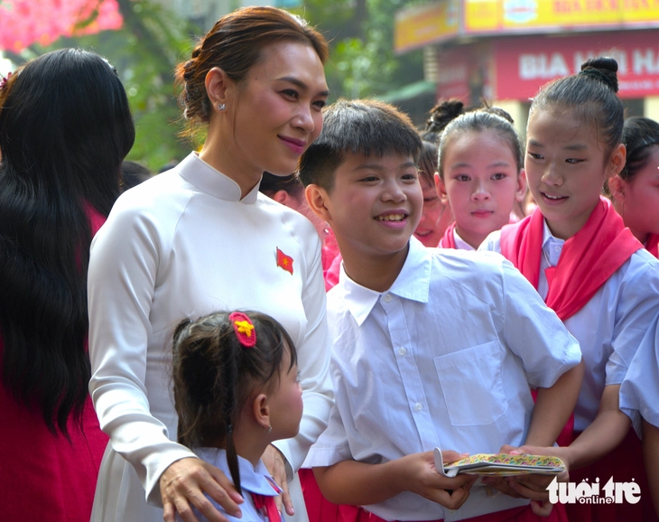 Mỹ Tâm và 80 nghệ sĩ khép lại đại lễ 2-9: Bài hát hôm nay là điều thiêng liêng của cả dân tộc - Ảnh 2.