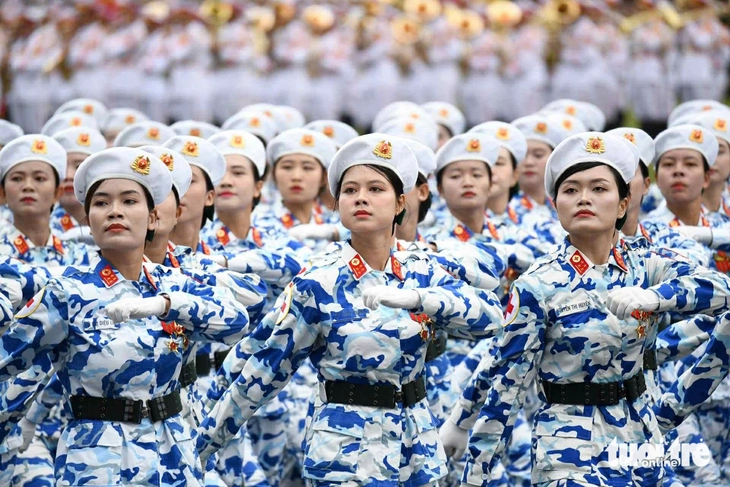 Nữ thiếu úy xứ 'hoa vàng cỏ xanh': Được diễu hành trên Quảng trường Ba Đình tự hào - Ảnh 1. Nữ thiếu úy xứ 'hoa vàng cỏ xanh' tự hào sải bước giữa Ba Đình - Ảnh 1.