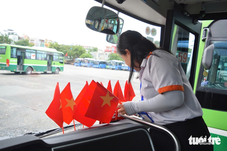 Khách đi xe buýt TP.HCM phấn khởi nhận cờ Tổ quốc ngày 2-9- Ảnh 6. xe buýt - Ảnh 5.