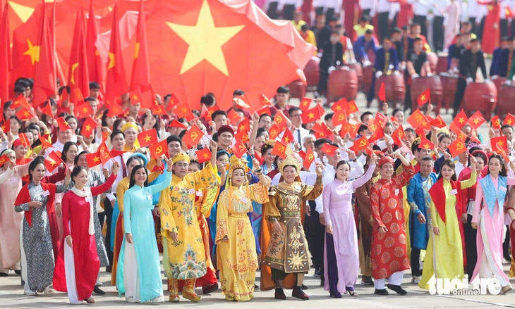 Mưa đỏ - Ảnh 1.