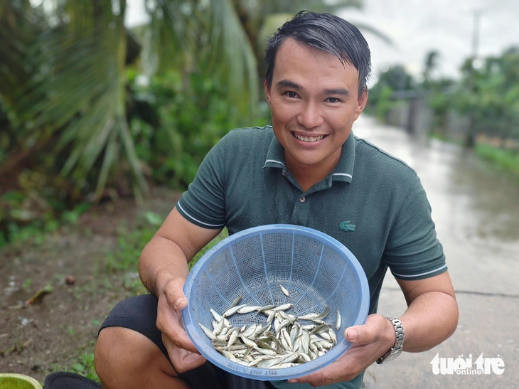 Bắt cá linh bằng bẫy tự chế từ chai nhựa ở An Giang- Ảnh 3. Người dân miền Tây bẫy cá linh bằng bình nhựa - Ảnh 3.