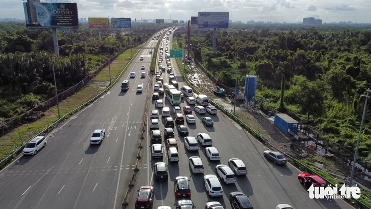 Ùn ứ kéo dài trên cao tốc, phải đóng nhiều nút giao - Ảnh 2. cao tốc - Ảnh 2.