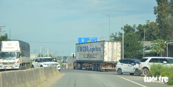 Đóng lối vào cao tốc Phan Thiết - Dầu Giây tại Ba Bàu do xe cộ đông đúc - Ảnh 2.