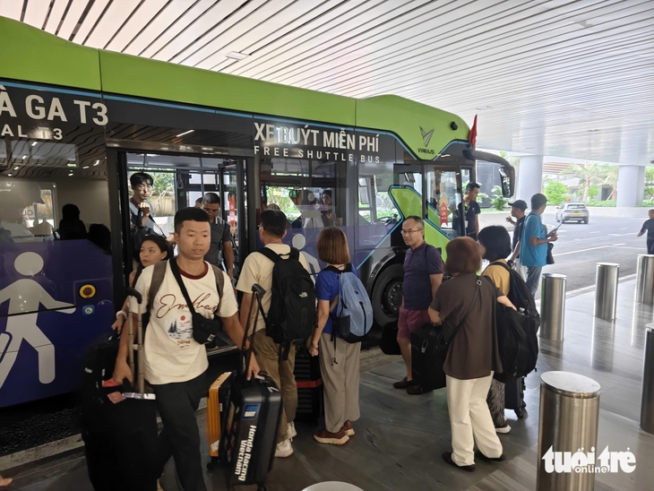 Taxi 'dàn quân' ở Tân Sơn Nhất, khách ra khỏi ga có xe ngay - Ảnh 6.