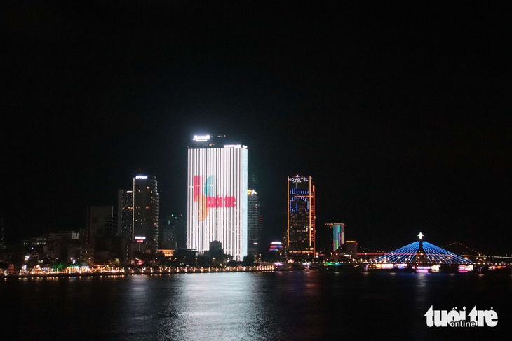 Logo 50 năm thành lập báo Tuổi Trẻ xuất hiện tại tòa nhà M Landmark Residences Đà Nẵng - Ảnh 1.