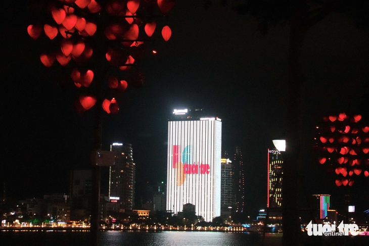 Logo 50 năm thành lập báo Tuổi Trẻ xuất hiện tại tòa nhà M Landmark Residences Đà Nẵng - Ảnh 2.
