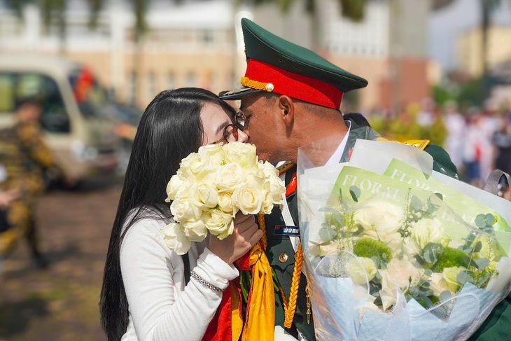 Các chú bộ đội cầu hôn người yêu sau nhiệm vụ A80: Hạnh phúc nhân đôi trong ngày lịch sử - Ảnh 2. Những màn cầu hôn 'gây sốt' của các anh bộ đội sau nhiệm vụ A80 - Ảnh 2.