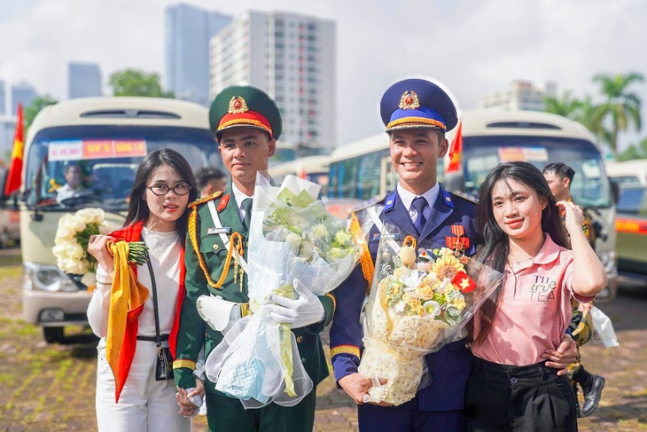 Các chú bộ đội cầu hôn người yêu sau nhiệm vụ A80: Hạnh phúc nhân đôi trong ngày lịch sử - Ảnh 1. Những màn cầu hôn 'gây sốt' của các anh bộ đội sau nhiệm vụ A80 - Ảnh 1.