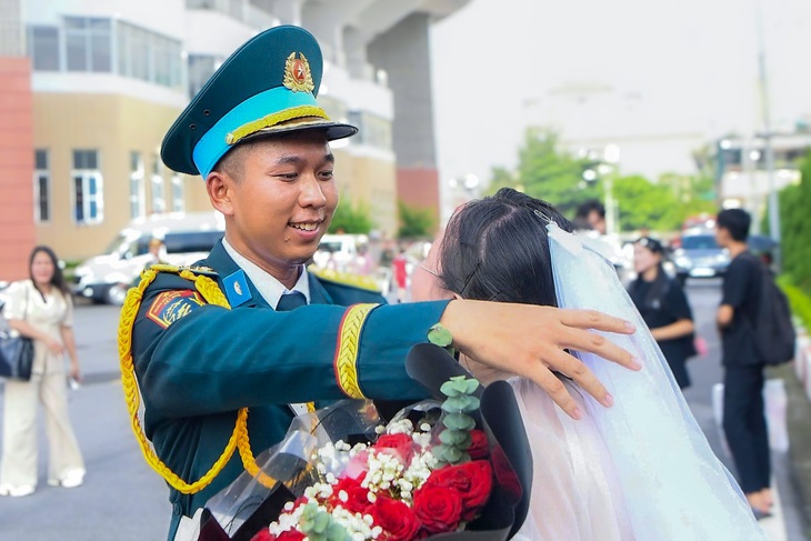 Các chú bộ đội cầu hôn người yêu sau nhiệm vụ A80: Hạnh phúc nhân đôi trong ngày lịch sử - Ảnh 3. cầu hôn - Ảnh 3.
