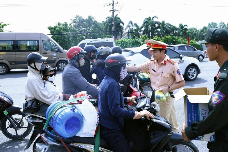 Ùn ứ kéo dài trên cao tốc, phải đóng nhiều nút giao - Ảnh 3. cao tốc - Ảnh 3.