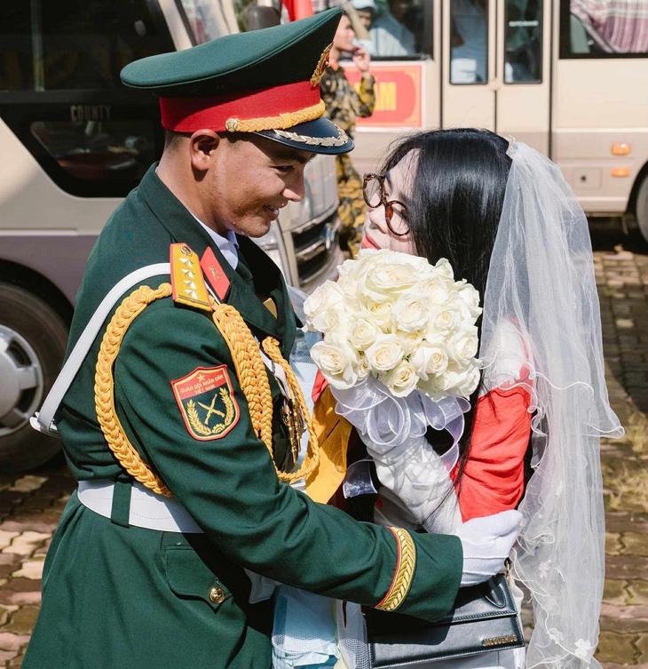 Chàng quân nhân bất ngờ cầu hôn bạn gái sau khi hoàn thành nhiệm vụ A80, dân mạng cùng phúc phúc - Ảnh 1. Chàng quân nhân cầu hôn bạn gái sau khi hoàn thành nhiệm vụ A80, dân mạng cùng chúc phúc - Ảnh 1.