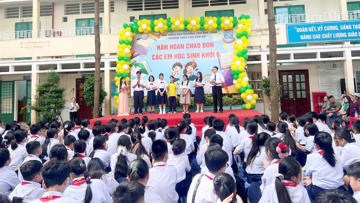 Chuẩn bị cho lễ khai giảng đặc biệt - Ảnh 1. khai giảng - Ảnh 1.