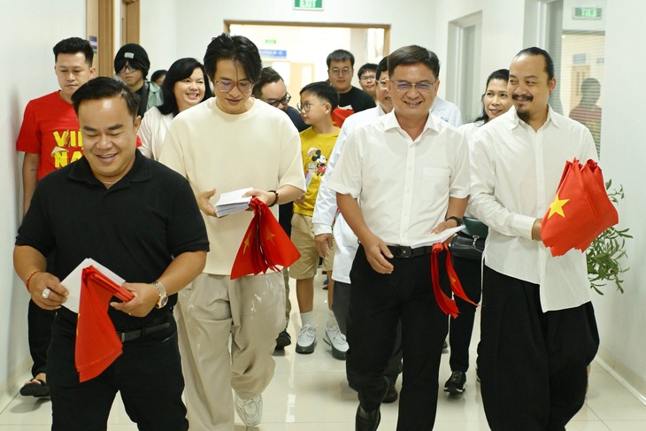 Lãnh đạo TP.HCM cùng Hà Anh Tuấn thăm bệnh viện Ung bướu nhân ngày Quốc khánh 2-9 - Ảnh 1. Lãnh đạo TP.HCM và Hà Anh Tuấn thăm Bệnh viện Ung bướu nhân Ngày Quốc khánh 2-9 - Ảnh 1.