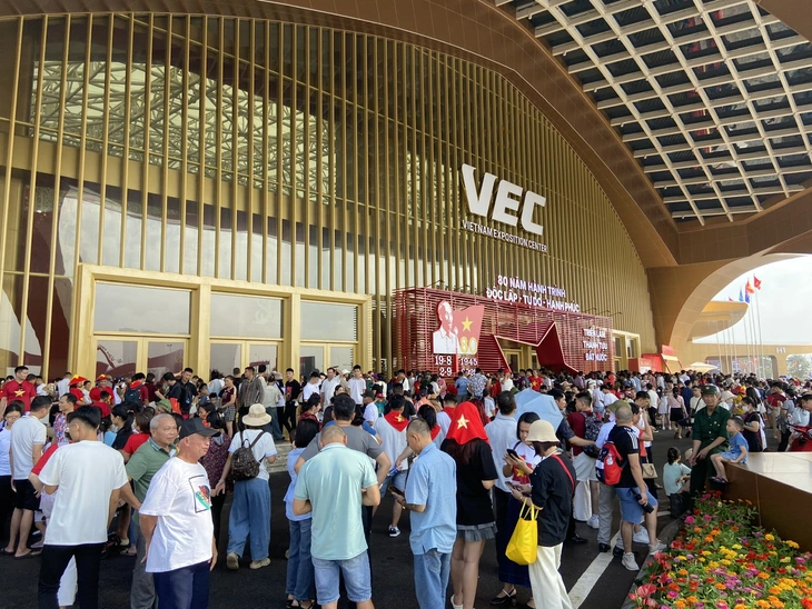 Đông nghẹt người chen chân xem Triển lãm thành tựu đất nước ngày lễ Quốc khánh 2-9 - Ảnh 1. Đông nghẹt người xem, Thủ tướng quyết định Triển lãm thành tựu đất nước sẽ kéo dài đến ngày 15-9 - Ảnh 1.