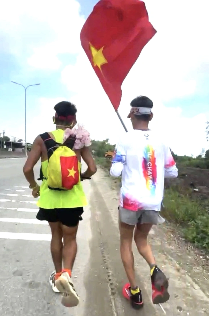 Nguyễn Văn Long chạy 1.636km từ TP.HCM đã cán đích ở quảng trường Ba Đình - Ảnh 4.