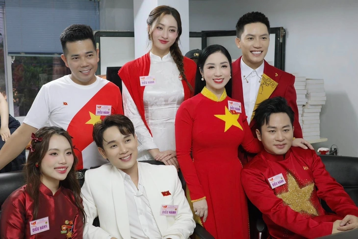 Mỹ Tâm, Nguyễn Văn Chung và nghệ sĩ Việt rưng rưng tự hào ngày Quốc khánh - Ảnh 9. Quốc khánh - Ảnh 9.