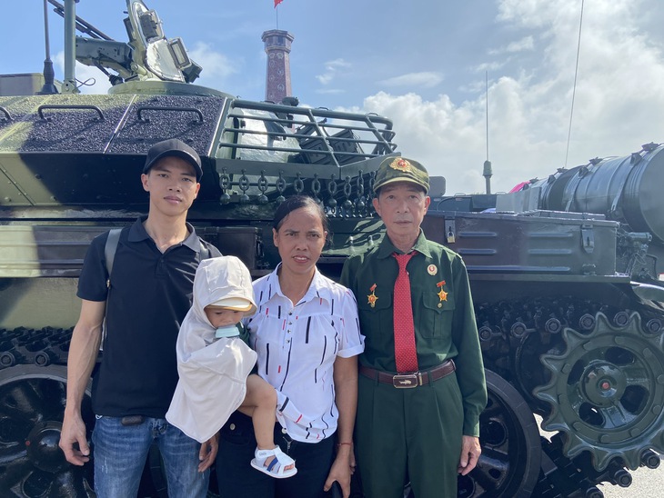 Đông nghẹt người chen chân xem Triển lãm thành tựu đất nước ngày lễ Quốc khánh 2-9 - Ảnh 3. Triển lãm thành tựu đất nước - Ảnh 3.