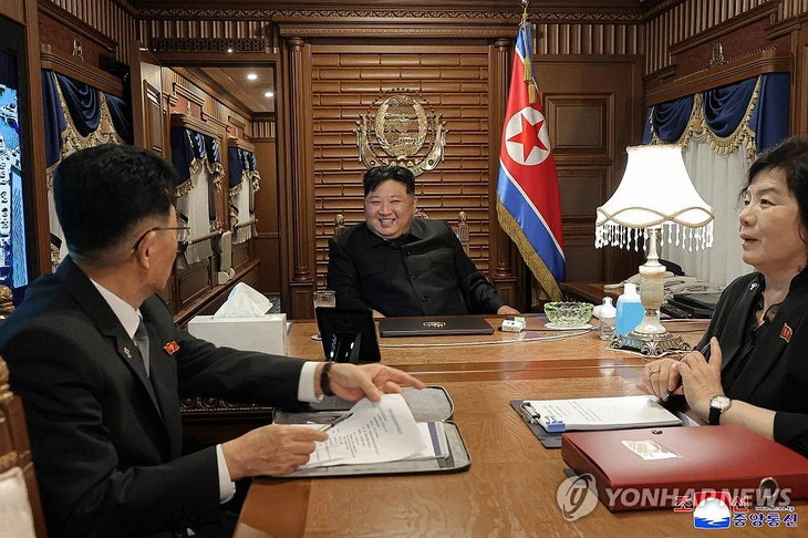 Bên trong đoàn tàu hỏa màu xanh lá của ông Kim Jong Un có gì - Ảnh 3. Kim Jong Un - Ảnh 2.
