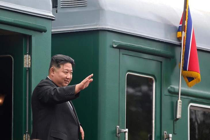 Bên trong đoàn tàu hỏa màu xanh lá của ông Kim Jong Un có gì? - Ảnh 1. Kim Jong Un - Ảnh 1.