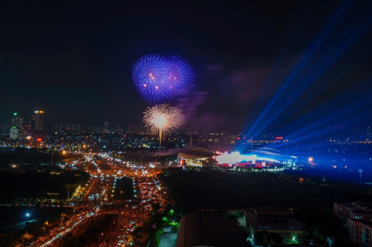 Chi tiền triệu đặt chỗ xem pháo hoa đẹp ở Hà Nội - Ảnh 1. Chi tiền triệu đặt chỗ đẹp xem pháo hoa ở Hà Nội - Ảnh 1.