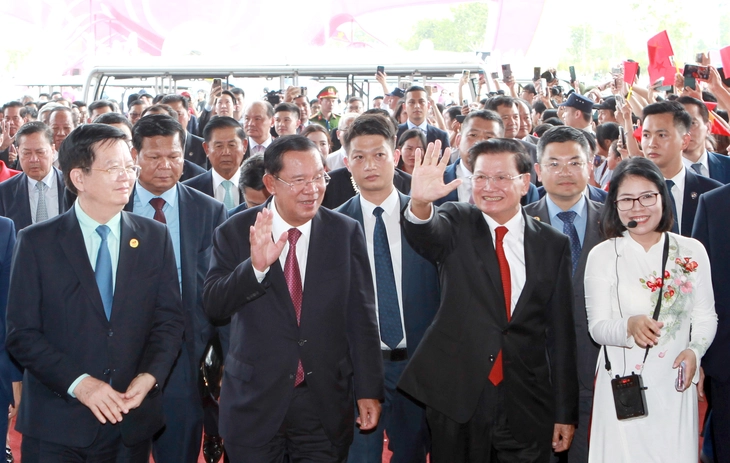 Tổng Bí thư, Chủ tịch nước Lào và Chủ tịch Thượng viện Campuchia thăm triển lãm A80 - Ảnh 1.