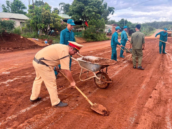 Công an Đồng Nai huy động lực lượng khắc phục sạt lở trên quốc lộ 14C - Ảnh 1.