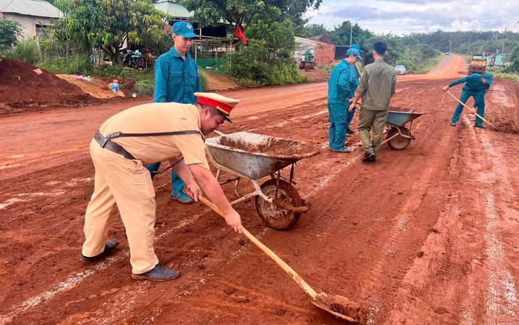 Đồng Nai có nơi mưa đến 168 mm, cảnh báo lũ quét, sạt lở đất - Ảnh 2.