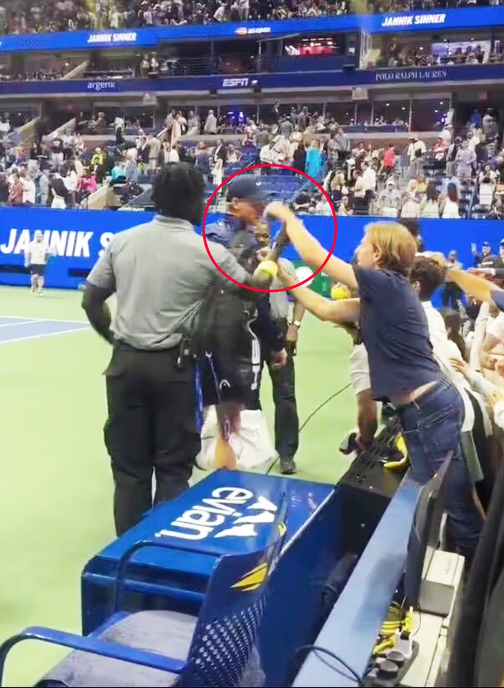 Jannik Sinner suýt bị khán giả trộm đồ ngay trên sân đấu tại US Open - Ảnh 1.