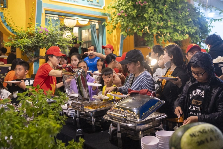 ăn buffet - Ảnh 1.