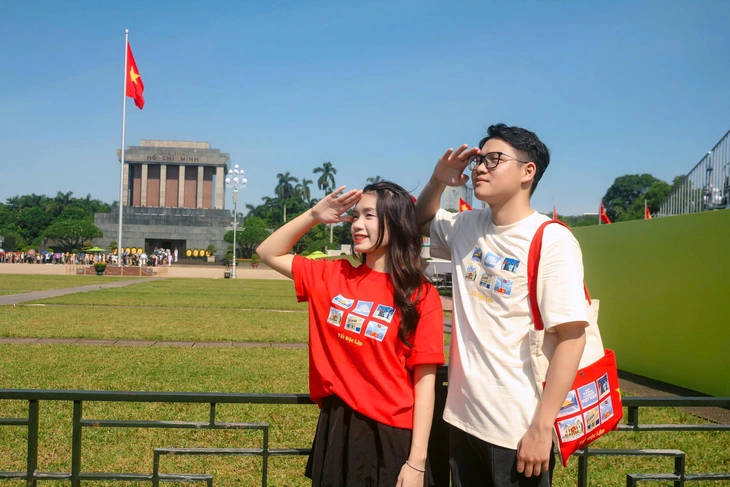 Bạn trẻ kể chuyện yêu nước qua thời trang hiện đại - Ảnh 1.