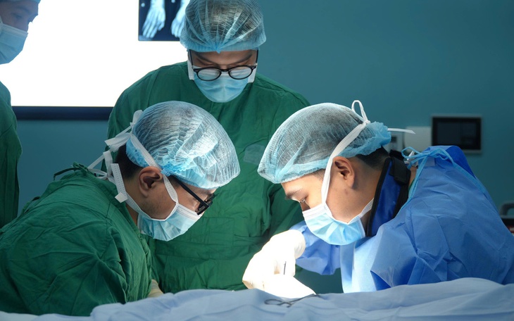 Nhiều người trẻ cũng phải thay khớp, đặc biệt là nam giới - Ảnh 2.