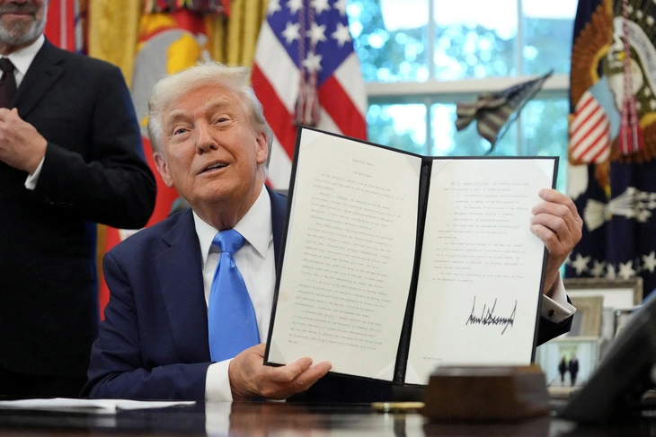 Ông Trump ra mắt 'thẻ vàng' 1 triệu USD cho người giàu muốn nhập cư Mỹ - Ảnh 1.