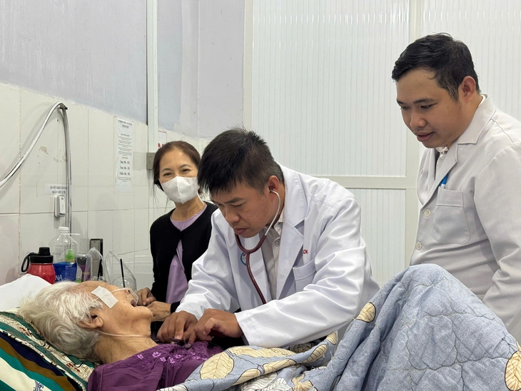 Bệnh viện Chợ Rẫy đưa 2 bác sĩ về Phú Quốc khám chữa bệnh - Ảnh 2.