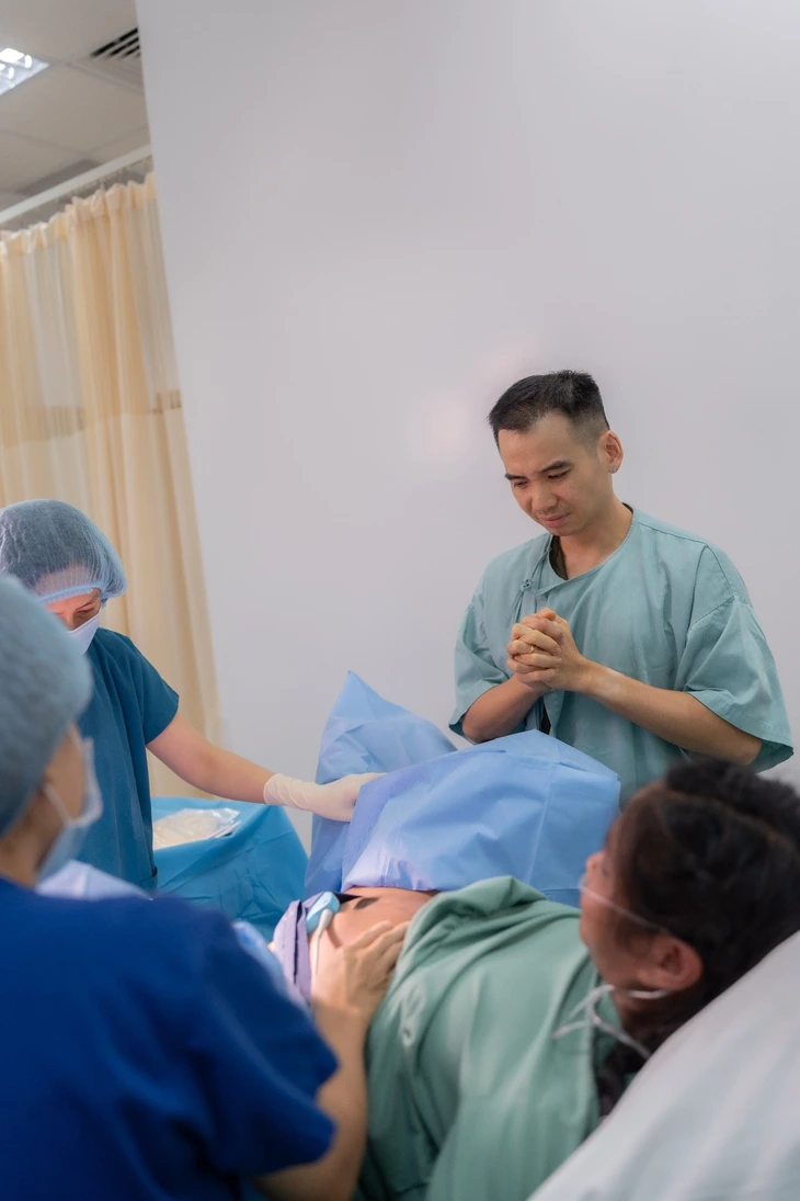 H’Hen Niê làm cộng đồng mạng xúc động với bộ ảnh sinh con truyền cảm hứng - Ảnh 7. H’Hen Niê làm cộng đồng mạng xúc động với bộ ảnh sinh con truyền cảm hứng - Ảnh 7.