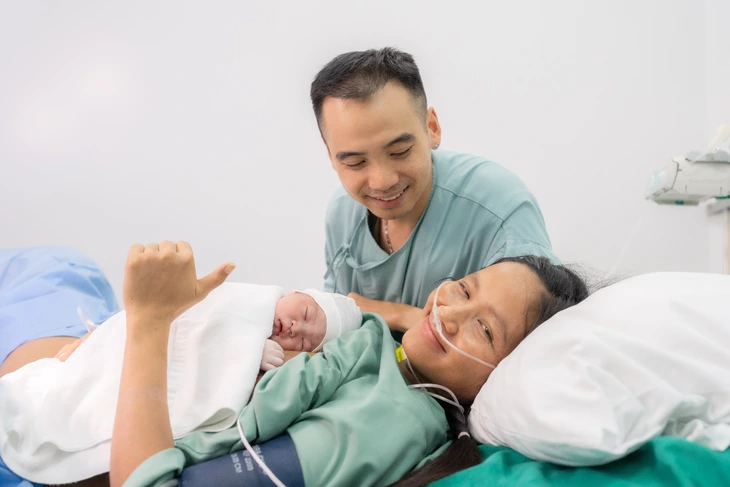 Hoa hậu quốc dân H’Hen Niê sinh con gái đầu lòng - Ảnh 5. H’Hen Niê làm cộng đồng mạng xúc động với bộ ảnh sinh con truyền cảm hứng - Ảnh 5.