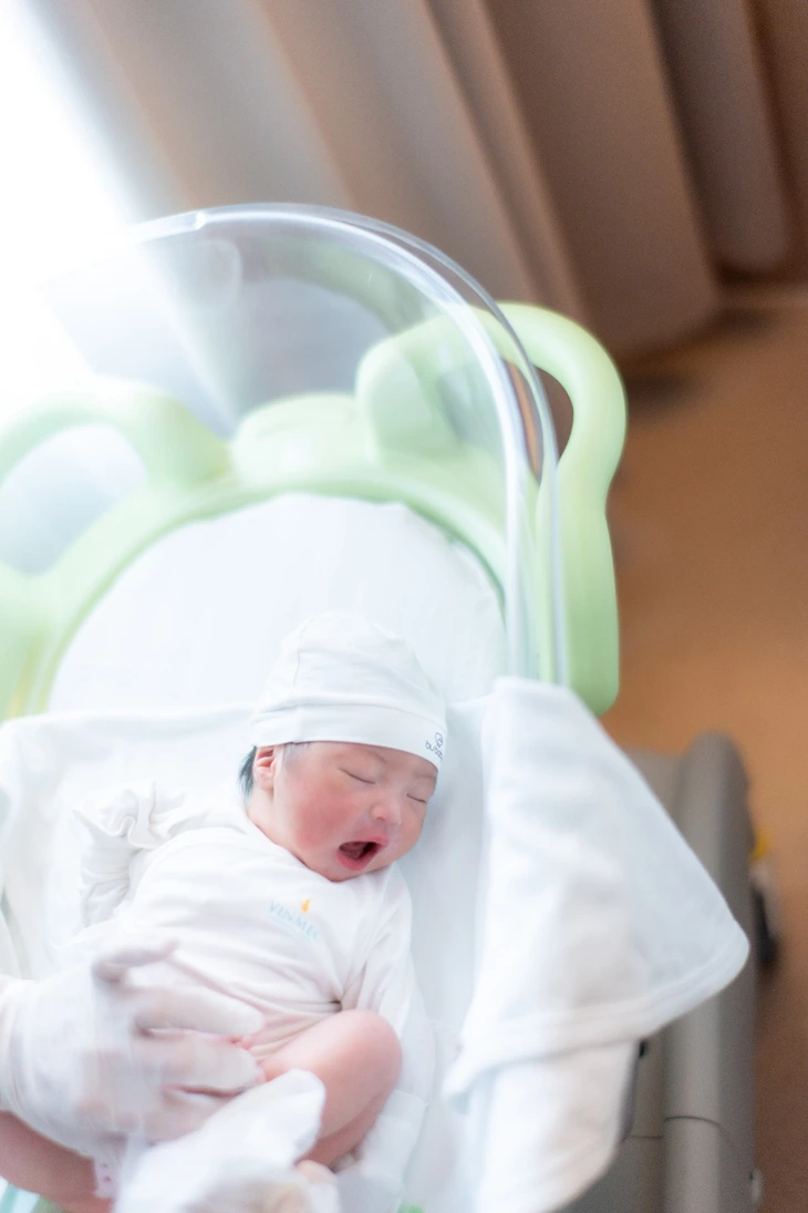 H’Hen Niê làm cộng đồng mạng xúc động với bộ ảnh sinh con truyền cảm hứng - Ảnh 6. H’Hen Niê làm cộng đồng mạng xúc động với bộ ảnh sinh con truyền cảm hứng - Ảnh 4.