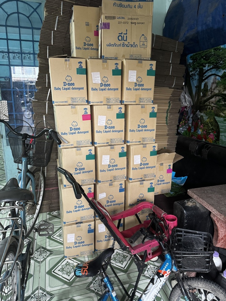 Công an TP.HCM khởi tố nhóm người sản xuất nước giặt, nước tẩy rửa giả - Ảnh 4.