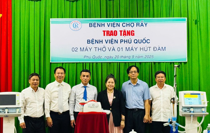 Bệnh viện Chợ Rẫy đưa 2 bác sĩ về Phú Quốc khám chữa bệnh - Ảnh 1.