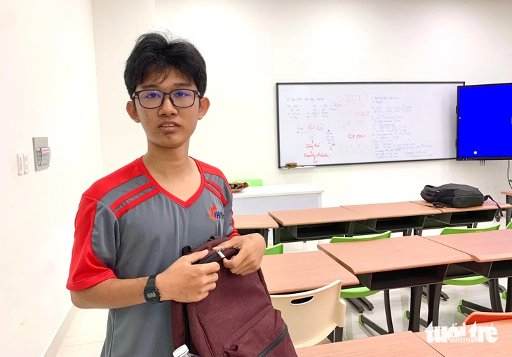 Cháu mất cả cha mẹ vào ĐH Công nghiệp TP.HCM, 'bà ngoại vĩ đại' mượn hết cỡ được 2,5 triệu đồng - Ảnh 3. Cháu mất cả cha mẹ vào ĐH Công nghiệp TP.HCM, 'bà ngoại vĩ đại' mượn hết cỡ được 2,5 triệu đồng - Ảnh 2.