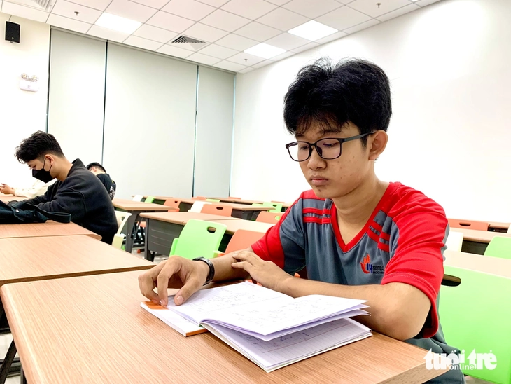 Cháu mất cả cha mẹ vào ĐH Công nghiệp TP.HCM, 'bà ngoại vĩ đại' mượn hết cỡ được 2,5 triệu đồng - Ảnh 6. Cháu mất cả cha mẹ vào ĐH Công nghiệp TP.HCM, 'bà ngoại vĩ đại' mượn hết cỡ được 2,5 triệu đồng - Ảnh 6.